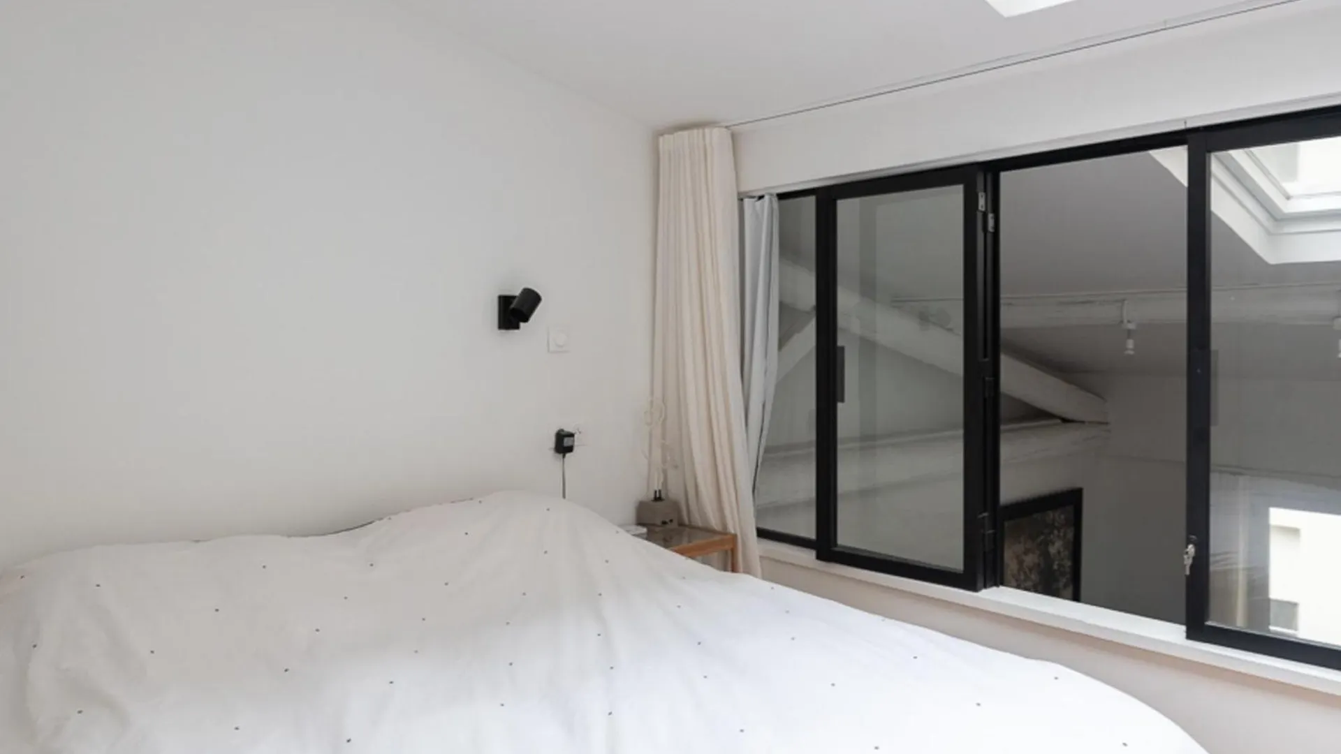 Atypical Duplex Near Pere Lachaise Apartment *